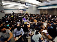 Hong Kong Membara Lagi, Pendemo Bentrok Lumpuhkan MRT