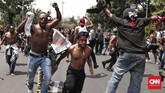 Ratusan pemuda dan mahasiswa asal papua itu tergabung dalam Aliansi Mahasiswa Anti Rasisme, Kapitalisme, Kolonialisme dan Militerisme menggelar aksi dengan bertelanjang dada. CNNIndonesia/Safir Makki