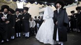 Upacara pernikahan kaum Yahudi Ortodoks akan melalui berbagai tahap. Mengutip Times of Israel, salah satunya adalah tahap pemberkatan yang dilakukan di bawah kanopi berbahan kain yang dikenal dengan nama 'huppah'. (AP Photo/Oded Balilty)