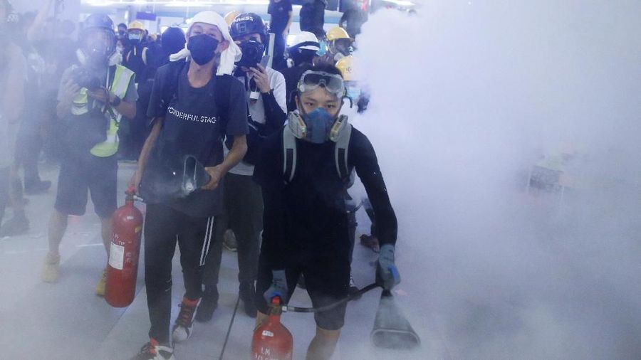 Peringati sebulan aksi penyerangan geng dengan pendemo, aksi protes kembali diadakan di Stasiun MTR Yuen Long.