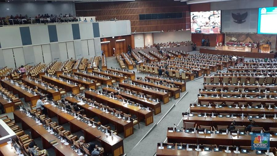 Pemandangan Umum fraksi-fraksi tentang RUU APBN 2020 di ruang rapat paripurna DPR RI (CNBC Indonesia/Lidya Julita S)