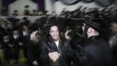 Yang paling menjadi perhatian publik adalah prosesi Mitzvah Tantz. Nama terakhir merupakan momen di mana anggota keluarga dan Rabbi turun untuk menari di depan pengantin wanita. (AP Photo/Oded Balilty)