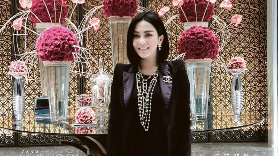 Syahrini sering jalan-jalan ke luar negeri, banyak yang bertanya dari mana uang untuk ongkosi hobinya itu?