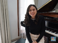 Andrea Turk, Cicit WR Supratman yang Piawai Bernyanyi