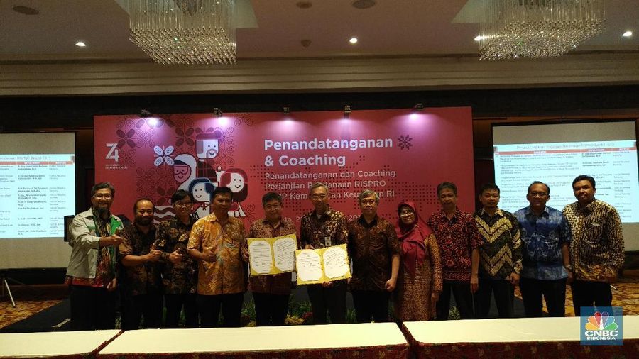 Penerima beasiswa Lembaga Pengelola Dana Pendidikan (LPDP) ke luar negeri, terpaksa untuk menunda keberangkatan