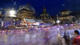 Di Andhra Pradesh, perayaan ini dilakukan dengan pembacaan doa, renungan, serta festival unik yang menampilkan anak laki-laki berbusana seperti halnya Krishna. (AFP/ PRAKASH MATHEMA)