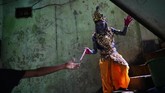 Festival utama Vrindavan dan Mathura menandai kelahiran dan momen Dewa Krishna dibesarkan. (REUTERS/Mohammad Ponir Hossain)