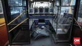 Kondisi di dalam armada bus Transjakarta yang sudah tak lagi digunakan. Transjakarta memiliki lintasan terpanjang di dunia (251 km), serta memiliki 260 halte yang tersebar di 13 koridor. CNN Indonesia/Bisma Septalisma