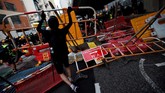 Sejumlah fasilitas umum rusak akibat kericuhan yang terjadi di Hong Kong, Sabtu (24/8). (REUTERS/Willy Kurniawan)