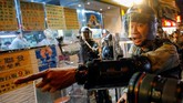 Polisi Hong Kong masih terus melakukan pengawalan ketat kepada ribuan masyarakat yang turun ke jalan. (REUTERS/Kai Pfaffenbach)