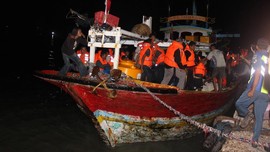 FOTO : Evakuasi Korban KM Santika Nusantara