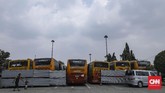 Transjakarta menjadi alternatif transportasi pilihan warga ketika hari libur tiba. Peningkatan penumpang tercatat signifikan di jalur-jalur wisata DKI tiap akhir pekan. CNN Indonesia/Bisma Septalisma