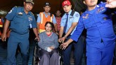 Petugas membantu korban kapal terbakar KM Santika Nusantara turun dari KM Dharma Ferry VII yang bersandar di dermaga Jamrud Utara, Pelabuhan Tanjung Perak, Surabaya, Jawa Timur, Jumat (23/8/2019) malam. Pihak otoritas setempat memastikan semua penumpang KM Santika mendapatkan santunan. ANTARA FOTO/Didik Suhartono