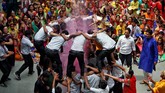 Festival Krishna Janmashtami merujuk pada legenda saat Krishna mencari dan mencuri susu, yoghurt, dan mentega, sehingga membuat orang-orang menyembunyikan persediaan mereka. (REUTERS/Amit Dave)