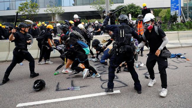 Polisi Hong Kong Tangkap 36 Pedemo, Termasuk Bocah 12 Tahun