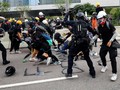 Polisi Hong Kong Klaim Lepas Tembakan karena Nyawa Terancam