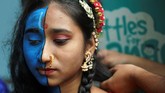 Umat Hindu di India dan Nepal merayakan kelahiran Dewa Krishna pada hari kedelapan Krishna Prasha di bulan Shravan. (REUTERS/Hemanshi Kamani)