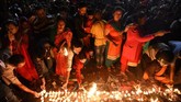 Umat Hindu di Kathmandu merayakan kelahiran Kresna dengan berdoa di kuil Sri Krishna di Patan, serta ada perayaan khusus di Kuil Iscon di Budhanilantha. (AFP/ PRAKASH MATHEMA)