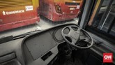 Kondisi di dalam Bus Transjakarta yang sudah tidak digunakan. Polusi udara di Jakarta menjadikan Pemprov DKI disarankan untuk memperbanyak jumlah armada transportasi umum berupa bus listrik. CNN Indonesia/Bisma Septalisma