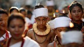 Dalam legenda Kreshna mencoba berbagai cara untuk bisa menjangkau tempat orang-orang menyimpan susu, salah satunya dengan membuat piramida tinggi. (REUTERS/Navesh Chitrakar)