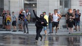 Para aktivis antiglobalisasi hingga separatis Basque beraksi menolak pertemuan G7 sehingga mengakibatkan bentrok dengan aparat keamanan. (REUTERS/Sergio Perez)