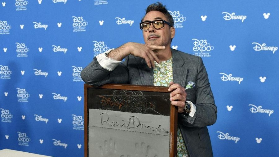 Gelar Disney Legends diterima pemeran Tony Stark ini lewat kiprahnya yang dianggap berhasil dan turut membesarkan Marvel Cinematic Universe.