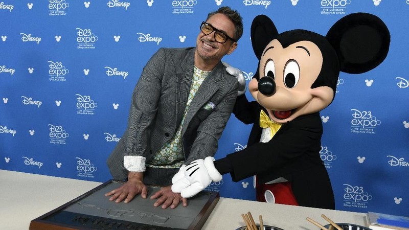 Gelar Disney Legends diterima pemeran Tony Stark ini lewat kiprahnya yang dianggap berhasil dan turut membesarkan Marvel Cinematic Universe.