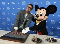 Momen Robert Downey Jr Dinobatkan Jadi Legenda Disney