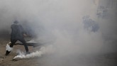 Asap gas air mata memenuhi ruas jalan di Bayonne, Prancis, yang menjadi lokasi unjuk rasa ribuan orang dalam pertemuan para pemimpin G7 di sana. (AP Photo/Emilio Morenatti)