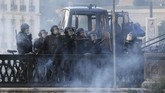 Meriam air hingga gas air mata digunakan untuk menghadapi para pengunjuk rasa yang memprotes pertemuan para pemimpin negara G7 di Bayonne, Prancis. Sejumlah pengunjuk rasa membalas aksi polisi dengan melempar batu ke arah mereka. (AP Photo/Bob Edme)