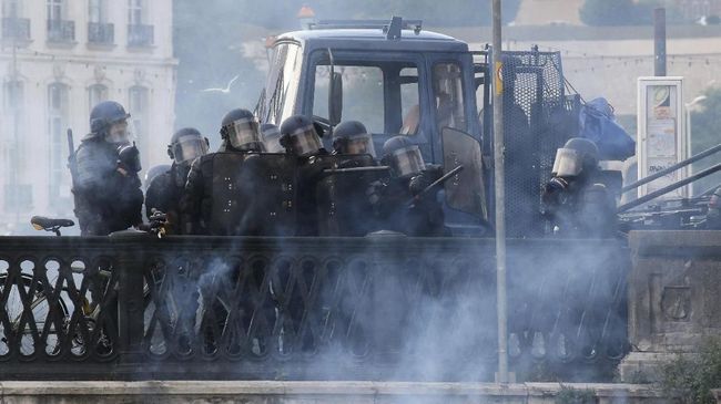 Bubarkan Massa Anti-G7, Polisi Prancis Gunakan Gas Air Mata