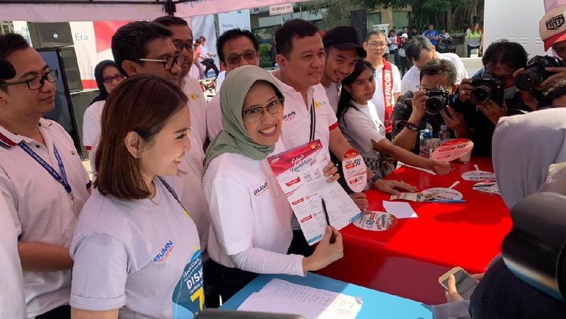 Sripeni Inten Cahyani, Plt. Direktur Utama PLN, mempromosikan motor listrik dan mengajak seluruh masyarakat untuk memanfaatkan program tambah daya
