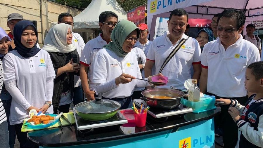 Sripeni Inten Cahyani, Plt. Direktur Utama PLN, mempromosikan motor listrik dan mengajak seluruh masyarakat untuk memanfaatkan program tambah daya
