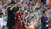Pelatih Liverpool Juergen Klopp memeluk Sadio Mane pada menit ke-77 dan memasukkan Alex Oxlade-Chamberlain. (AP Photo/Rui Vieira)