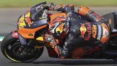 Rekan setim Johann Zarco di KTM, Pol Espargaro, akan start di depan rekan setimnya pada balapan MotoGP Inggris 2019. (Bradley Collyer/PA via AP)