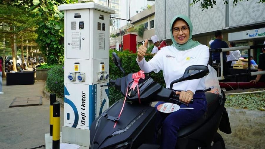 Sripeni Inten Cahyani, Plt. Direktur Utama PLN, mempromosikan motor listrik dan mengajak seluruh masyarakat untuk memanfaatkan program tambah daya