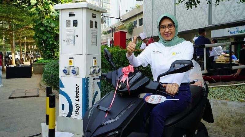 Sripeni Inten Cahyani, Plt. Direktur Utama PLN, mempromosikan motor listrik dan mengajak seluruh masyarakat untuk memanfaatkan program tambah daya