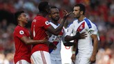 Kejutan terjadi di pekan ketiga Liga Inggris setelah Crystal Palace (putih) mengalahkan Manchester United 2-1 di Old Trafford. Gol Jordan Ayew dan Patrick Van Aanholt memberikan kekalahan pertama untuk MU di musim ini yang hanya bisa membalas lewat gol Daniel James. (AP Photo/Alastair Grant)