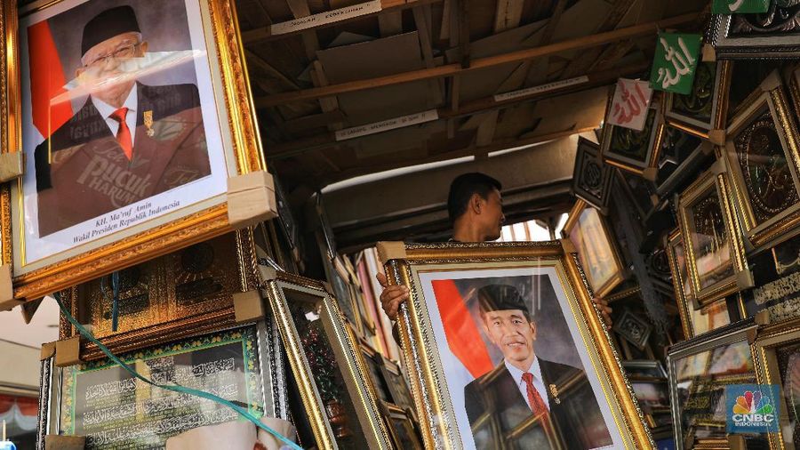 Mendekati pelantikan presiden terpilih pada 20 Oktober mendatang, penjualan poster Jokowi - Ma'ruf Amin meningkat.