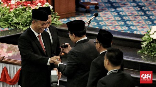 Tak Berikan Pin Emas, DPRD DKI Carikan Pin Kuningan untuk PSI