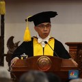 Selamat! Bos OJK Wimboh Santoso Diangkat Jadi Guru Besar UNS