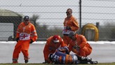 Pebalap Tech3 KTM Miguel Oliveira mendapat perawatan tim medis setelah mengalami kecelakaan karena bertabrakan dengan Johann Zarco. (Adrian DENNIS / AFP)