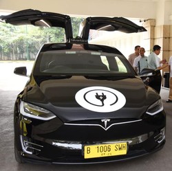 Mau Jajal Mobil Listrk Tesla? Bisa Pesan Taksi di Bandara