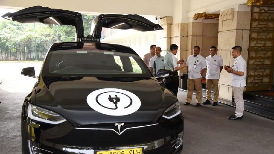 Taksi listrik bisa dipesan di Bandara Soetta, termasuk mobil listrik Tesla yang fenomenal.