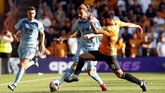 Pekan ketiga Liga Inggris ditutup dengan hasil imbang 1-1 antara Wolverhampton Wanderers dan Burnley. Sempat tertinggal lewat gol Ashley Barnes, Wolverhampton menyamakan kedudukan berkat gol Raul Jimenez. (Darren Staples/PA via AP)