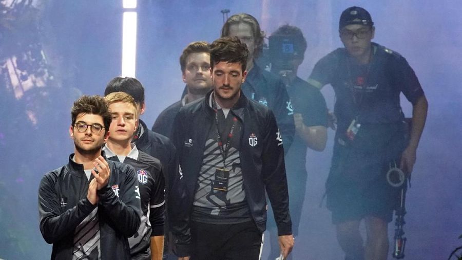 Anggota tim juara Dota dua mendapat hadiah US$3,1 juta sementara juara Wimbledon hanya US$2,9 juta. Juara World Cup Fortnite dapat US$3 juta.