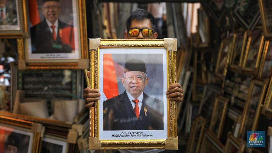 Mendekati pelantikan presiden terpilih pada 20 Oktober mendatang, penjualan poster Jokowi - Ma'ruf Amin meningkat.