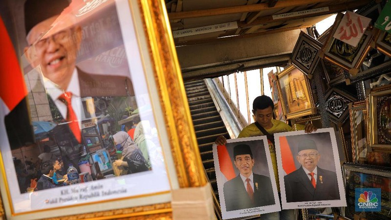 Mendekati pelantikan presiden terpilih pada 20 Oktober mendatang, penjualan poster Jokowi - Ma'ruf Amin meningkat.