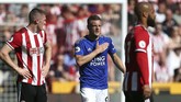 Jamie Vardy (biru) mencetak satu gol dalam kemenangan 2-1 Leicester City atas Sheffield Wednesday di Bramall Lane. Kemenangan itu mengantarkan The Foxes ke empat besar klasemen sementara Liga Inggris. (Richard Sellers/PA via AP)