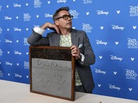 Pensiun dari Iron Man, Robert Downey Jr Jadi Dokter Hewan